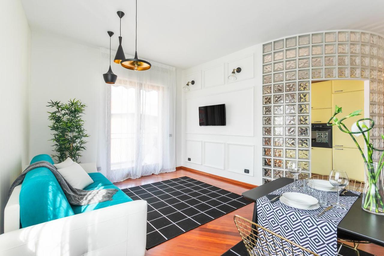 Santa Chiara Apartment By Myhomeincomo Zewnętrze zdjęcie