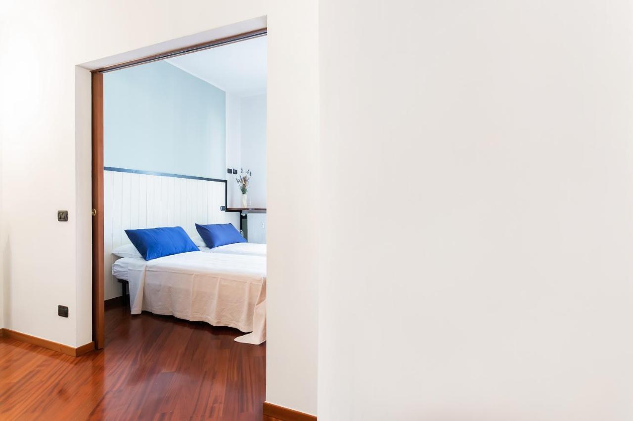 Santa Chiara Apartment By Myhomeincomo Zewnętrze zdjęcie