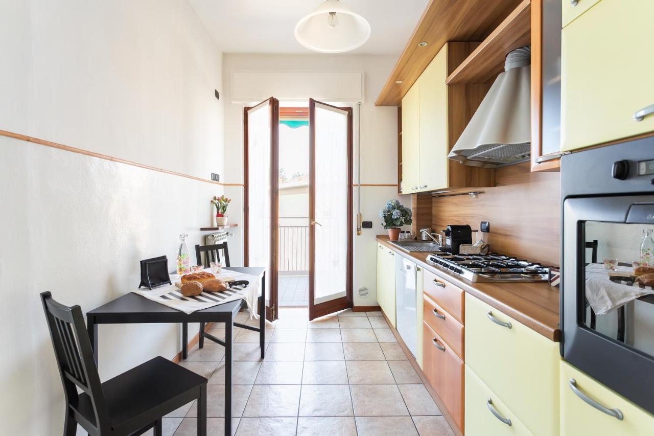 Santa Chiara Apartment By Myhomeincomo Zewnętrze zdjęcie