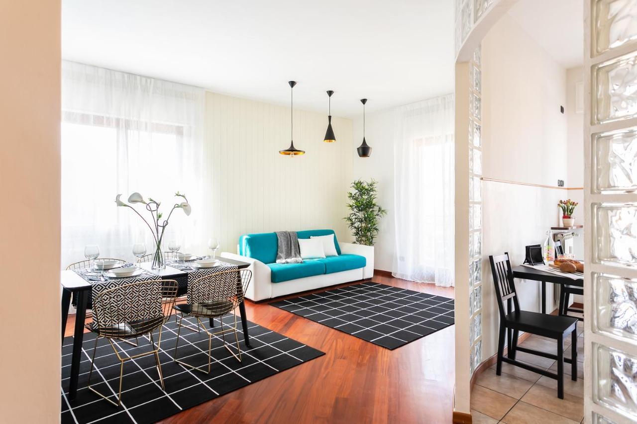 Santa Chiara Apartment By Myhomeincomo Zewnętrze zdjęcie