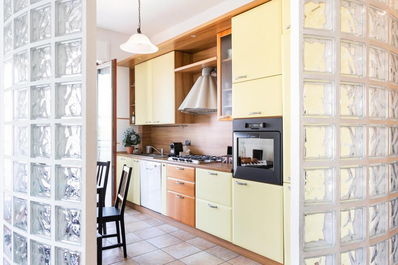 Santa Chiara Apartment By Myhomeincomo Zewnętrze zdjęcie