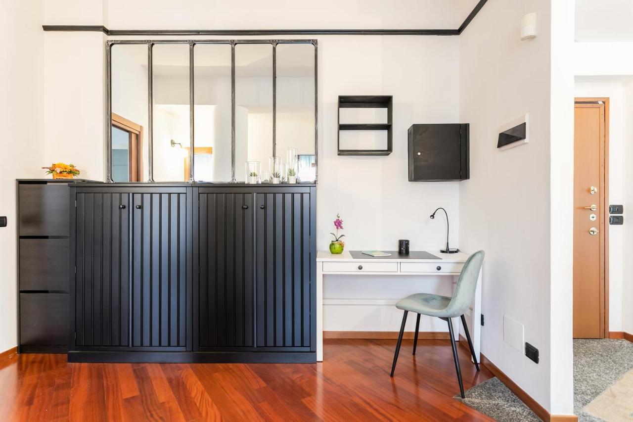 Santa Chiara Apartment By Myhomeincomo Zewnętrze zdjęcie