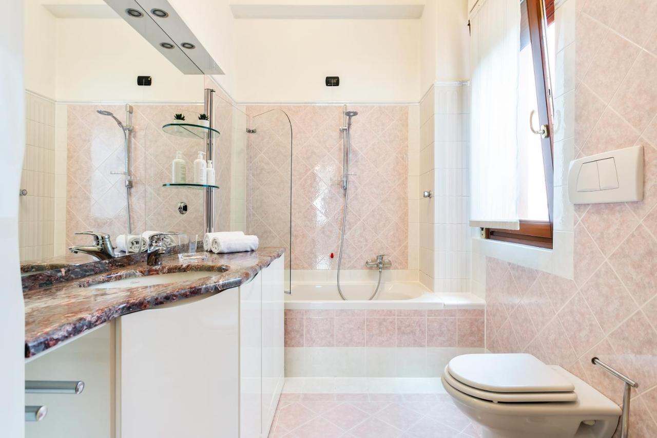 Santa Chiara Apartment By Myhomeincomo Zewnętrze zdjęcie