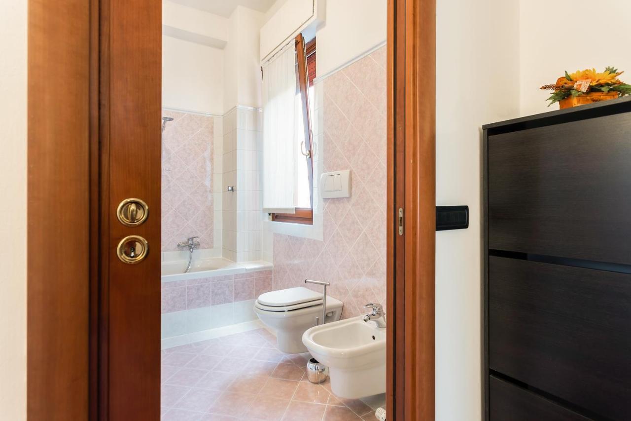 Santa Chiara Apartment By Myhomeincomo Zewnętrze zdjęcie