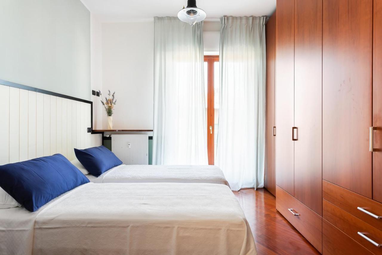 Santa Chiara Apartment By Myhomeincomo Zewnętrze zdjęcie