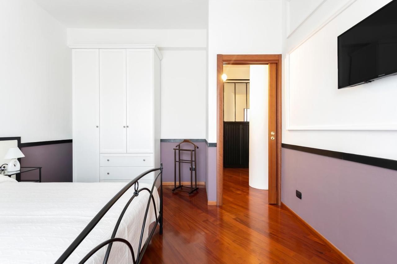 Santa Chiara Apartment By Myhomeincomo Zewnętrze zdjęcie