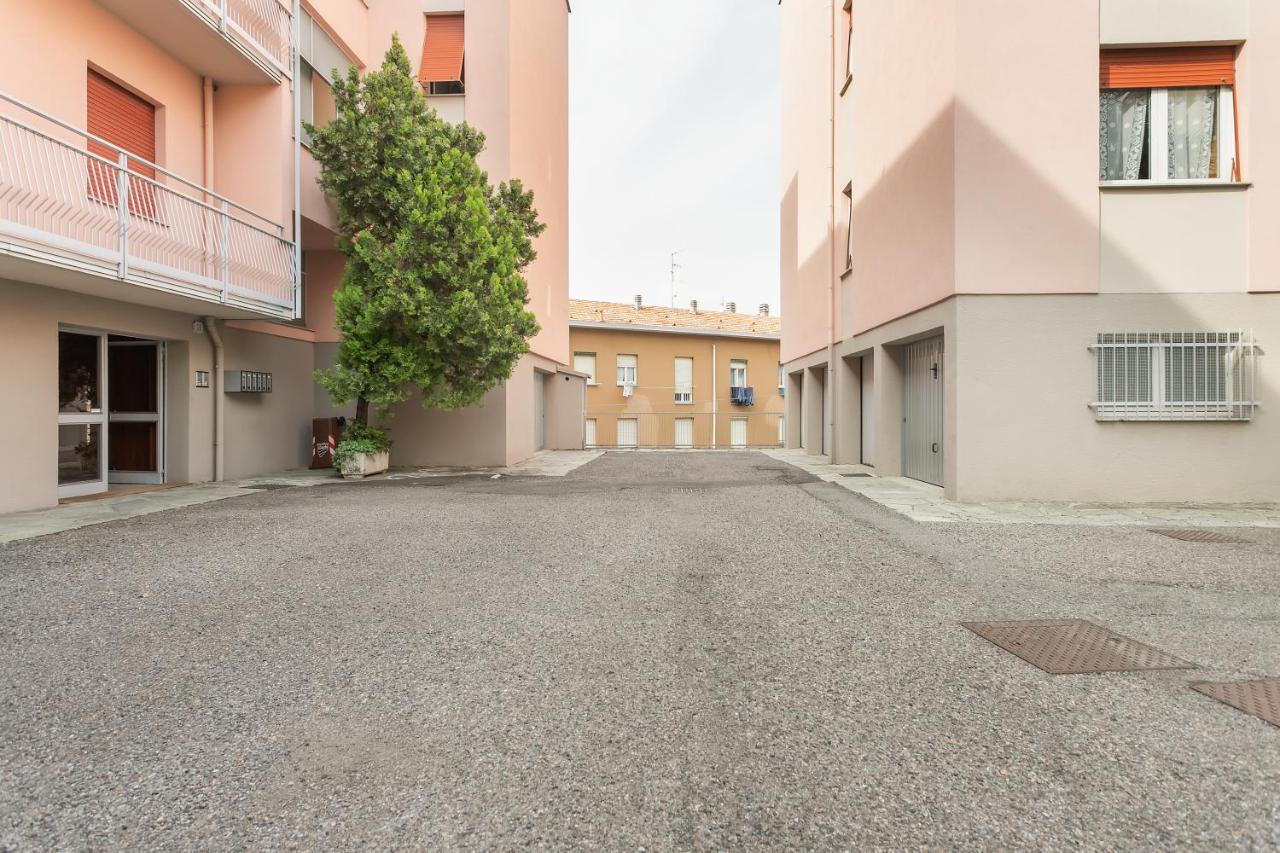 Santa Chiara Apartment By Myhomeincomo Zewnętrze zdjęcie