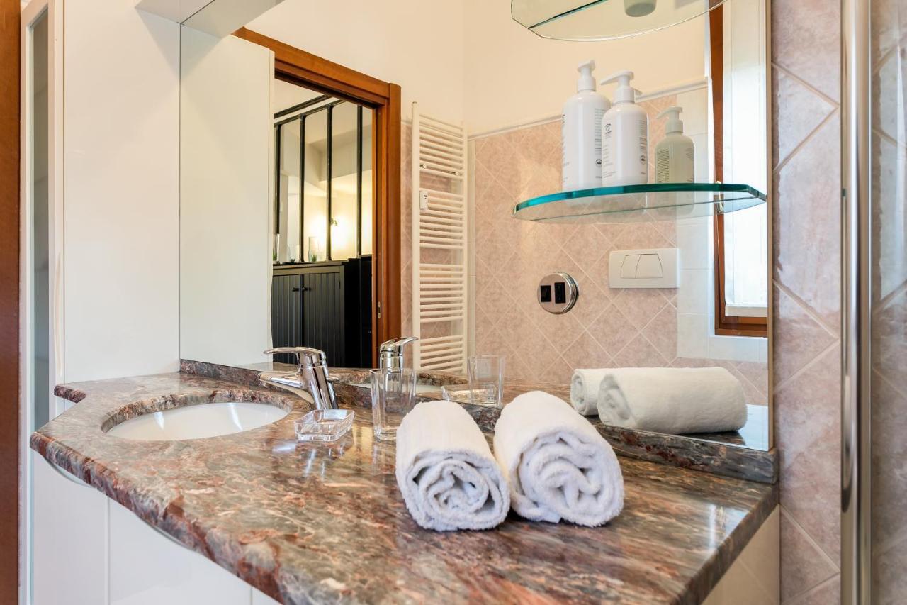 Santa Chiara Apartment By Myhomeincomo Zewnętrze zdjęcie